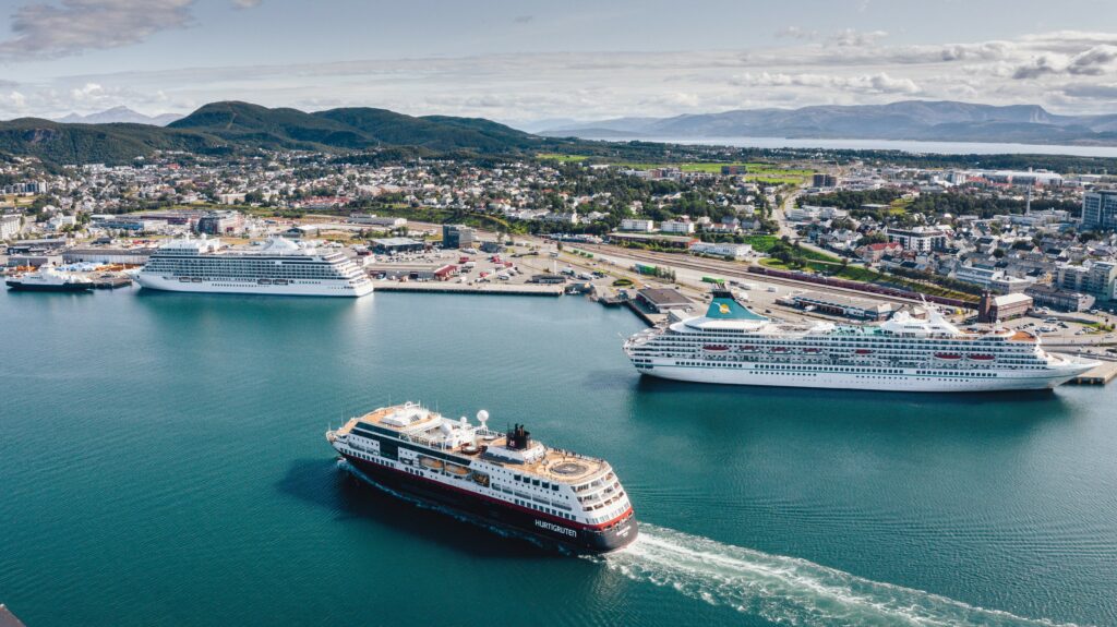 Cruiseship inn mot Bodø havn